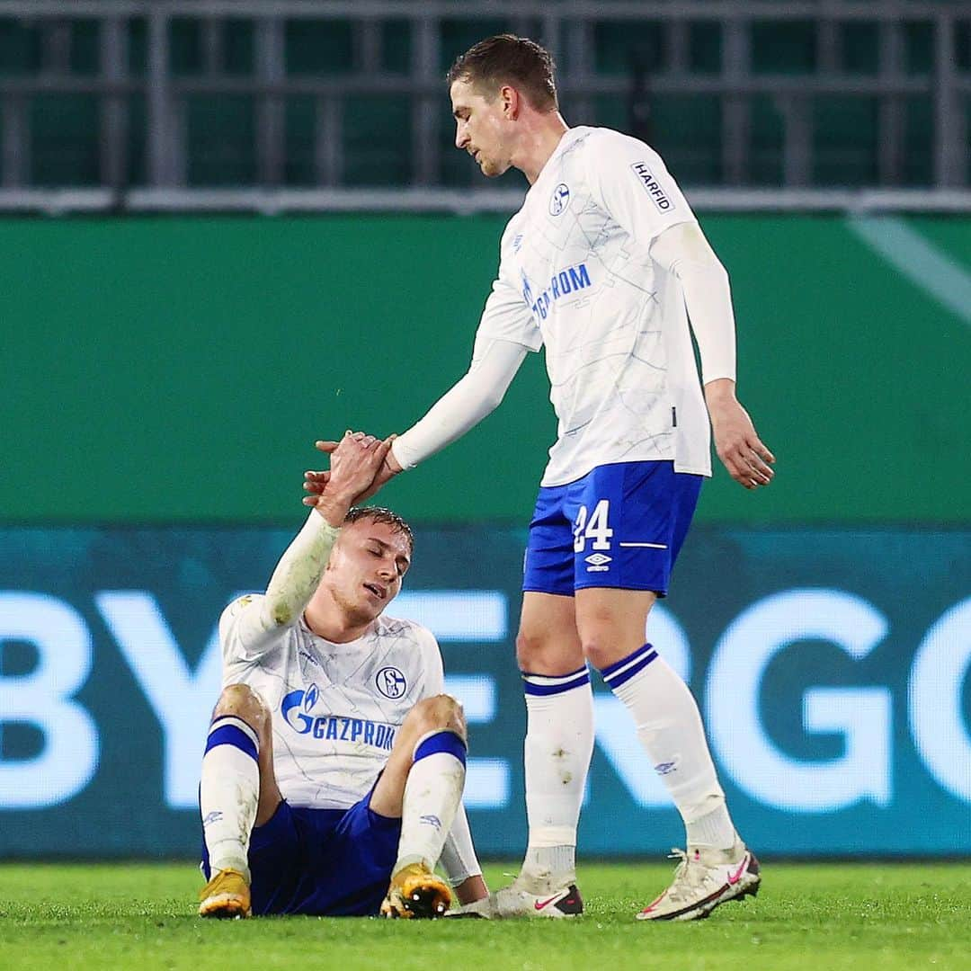 シャルケ04さんのインスタグラム写真 - (シャルケ04Instagram)「Wir machen weiter - #GEmeinsam❗️ . . Onto the next - #toGEther❗️ . . #Schalke #S04 #NeverGiveUp #Knappen #Football #Soccer #KämpfenUndSiegen #🔵⚪️」2月4日 22時37分 - s04