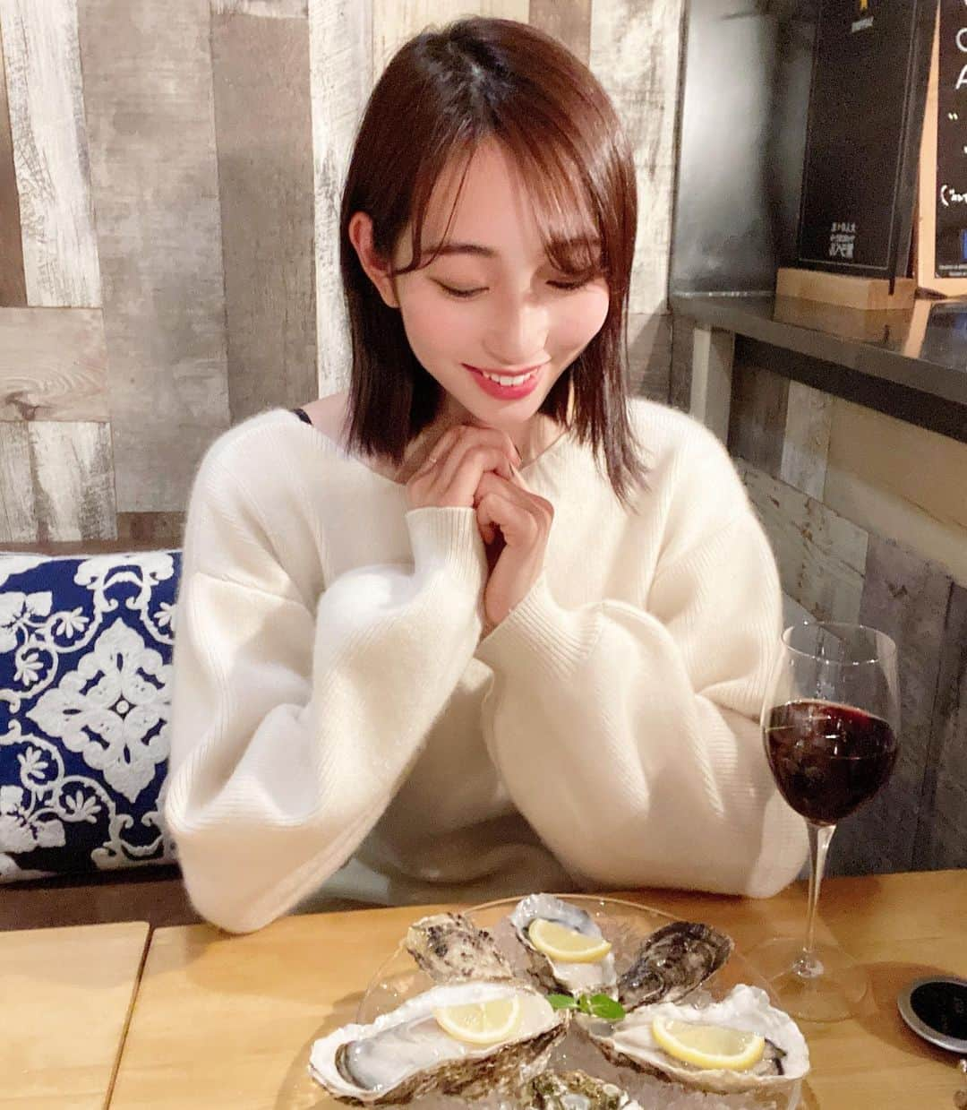 早川みゆきさんのインスタグラム写真 - (早川みゆきInstagram)「. 先日、同居人のミタと UMIバル新宿店さんに行ってきたよ〜  牡蠣ジェンガやった！！🦪 (6枚目の動画、真剣な私見てね✌️)  牡蠣は生、焼き、蒸してもらったよ 牡蠣は飲み物なんだなって思った💭  チーズオムレツとかワインとかスイーツとかテイクアウトも美味しくて本当に幸せすぎた〜👼  .  . #UMIバル #新宿グルメ #新宿ディナー #東京グルメ #東京ディナー #東京イタリアン #pr #トリドリベース #飯テロ #tokyogourmet #japaneseoysters」2月4日 22時38分 - miyuki_hykw