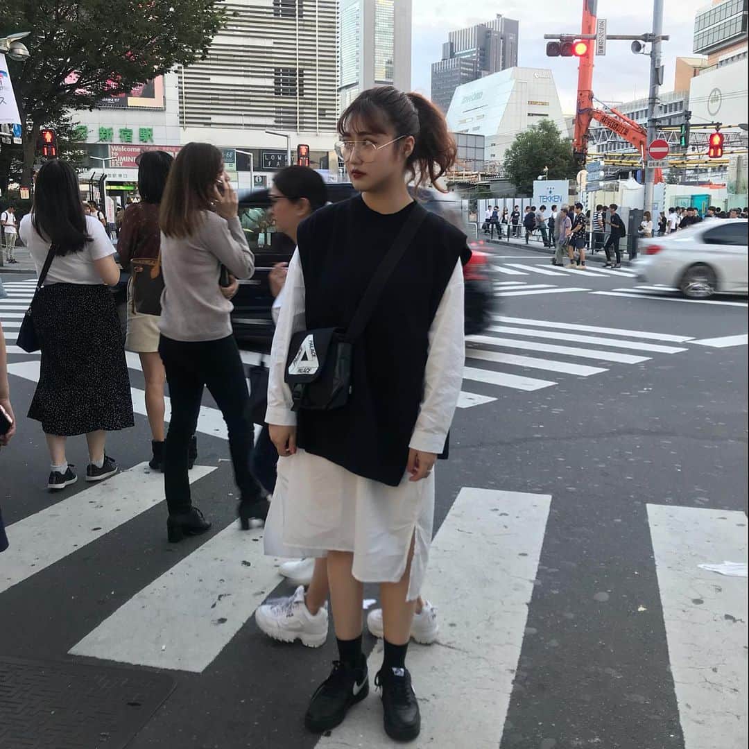河崎みーなのインスタグラム：「誰もマスクしてないのが違和感なくらいもうマスク生活が当たり前になってるよなあ〜😷いつまで続くんだろうね💭そして髪のボリュームがすごい🖤 #過去pic  . .」