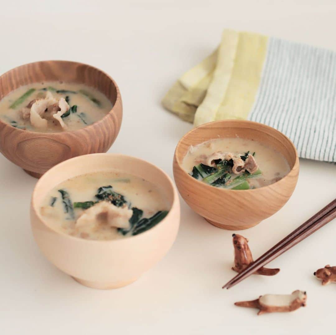 きなこのインスタグラム：「かんたん具沢山な豆乳ごま味噌スープ。豆乳とごまと味噌の組み合わせって最強😋  家族お揃いのお碗。コロンとした形が可愛い、めいぼく碗。裏側にはそれぞれの木の種類が書かれてます☺️ 隣でちょこんと並んでる可愛いカワウソたちは息子のお気に入りの箸置き。ソラマメ商会さんの動物箸置きシリーズはどれも集めたくなる可愛さ♡  《豆乳ごま味噌スープ》 油をひいた鍋で、一口大に切った薄切り豚バラ肉100gと野菜（今回は小松菜）を炒めて、200ccの水を加えて煮立たせる。豆乳200cc、めんつゆ大さじ1〜（お好みで）、みそ大さじ1、すりごま大さじ1を加えてさらに加熱。煮立つ前に火を止めて完成👩‍🍳  我が家の食器をROOMに載せてます☺︎ → @kinako_710」