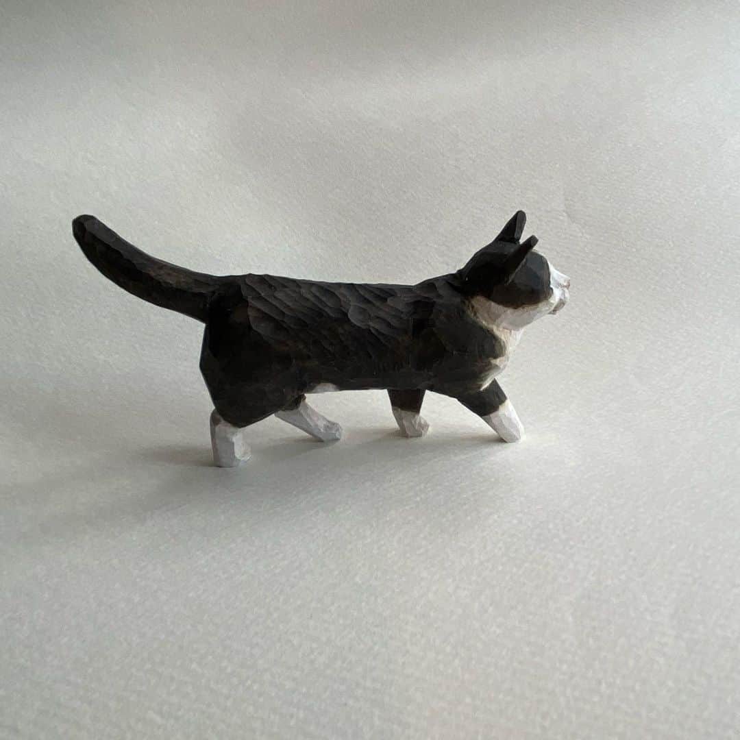 yamanekoさんのインスタグラム写真 - (yamanekoInstagram)「@watagumosya  明日から始まります。 「いとしの猫展」 うちからトコトコ歩いて行った７匹にゃんが愛媛で待ってます。  #watagumo舎 #いとしのねこ展 #ねこ #猫#ねこ部 #木彫ねこ #ねこすたぐらむ #猫彫刻 #彫刻 #cat #バンナイリョウジ #catstagram #catsofinstagram #catsculpture #woodcarving #woodworking #woodsculpture #ryojibannai」2月4日 22時45分 - yamaneko5656