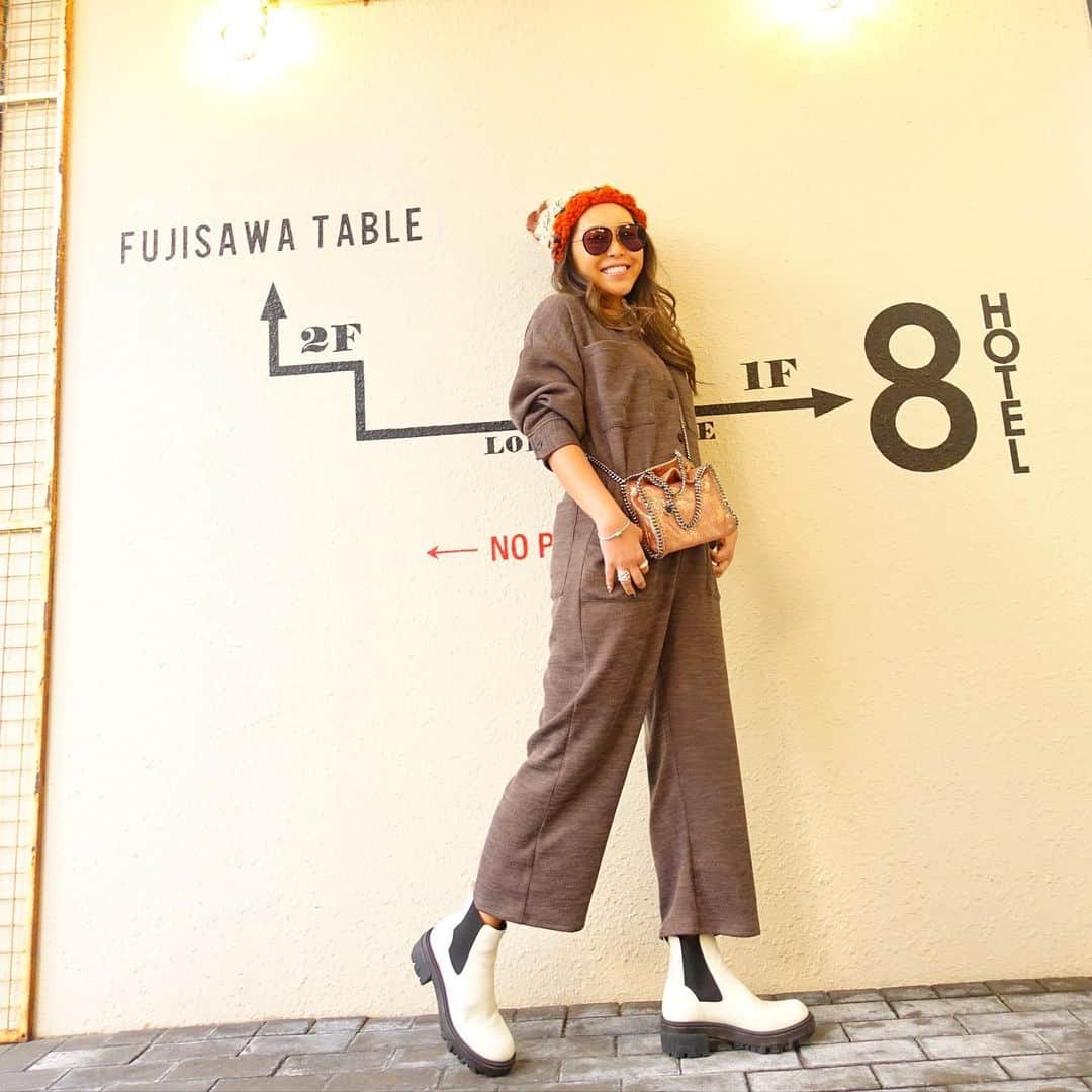 ETSUKOのインスタグラム：「オールイン🥺✨ かなりの着心地の良き💘 私の大好きな楽ちんstyle 完成 👌  ニット帽はピー様の借りた❤️  コーデ  オールイン　#cavezarosso  bag #stellamccartney  boots #ragandbone」