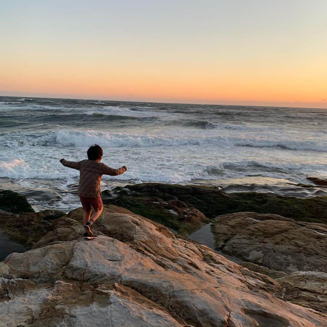 クリス智子さんのインスタグラム写真 - (クリス智子Instagram)「関東地方、春一番。 134号線沿いの海も、今日は一段と賑やか。久々で車での移動でしたが、ドライブ日和でした。秦基博さんのグッドネイバーズを聴きながら😉　お休み中、ご担当いただいているのにもかかわらず、一緒にやりたいなぁ、と思ったりして、笑。なんなんだ。  しかし、そんな風に、いつもの場所を、少し遠くに置いて見聞きする時間が、生放送からお休みを頂く時に、一番大切にしている感覚、距離感かもしれません。 うまく言えないけれど、なんとなくわかることが、あるのです。  相変わらず、ぼんやりいろんなこと思いながら、眺めている海。日中は、エメラルドグリーンで本当にきれいでしたが、何度も車を留めて写真を撮ってみるも、目に映った海は、写真には映らないなぁと悟る本日。 私が写真家だったなら！ 自然は、本当にすごいです。  夕暮れどきは、風が強かったので、5分ぐらいだったけれど、久々に、子供と波と風と戯れ、私も、気持ち満ちる。  いつも、休みの際に感じるのは 「変わろうとしている」自分と 「今のままも、考え込むほど悪くないかもよ」 という自分の、バランス。  たまに、そうやって整えながら、生きているんですねぇ。あぁ小さい😂  しかし、海の、ものすごく近くまで寄りながらも、 まだ飲み込まれる気はないです。 風が強いと、なおさら、地を踏む足に力が入る。  結局、あっちとこっちの極みにある、海岸線みたいなところが、私には、ざわざわしながらも快感で、居心地いいのかもしれないです。」2月4日 22時46分 - chris_tomoko