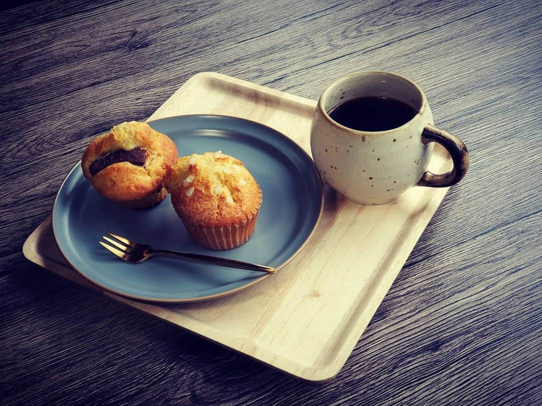 飯田嘉太さんのインスタグラム写真 - (飯田嘉太Instagram)「☕ 今日のイイダジャーナルは 鶴来で話題の開運カフェストリート第①弾👍 ・ ・ 餡がたっぷり大判焼きで有名な｢おもてや｣さんと ケーキやマフィンなど手作りお菓子にこだわる ｢スーヴニール｣さんにお邪魔しました🍰 ・ ・ ここ数年で古民家を活用したカフェが続々と登場😌 各店舗のご主人が他のお店を口コミで宣伝 違うニーズのお客さんがフラッと来たり 相乗効果バツグンらしいですよ👌 ・ ・ オーナーの海老原さんも堀内さんも喋りやすくて とっても楽しかったです😆 ・ ・ 今回の開運カフェストリートは来週もお伝えします☺️ ↓ ↓ ❹人のお子さんを持つお母さんが経営するカフェ🥞 ママさん奮闘記的なのも放送されるかも!? お楽しみに🙌  #石川テレビ #石川さん #livenews #イット #イイダジャーナル #開運カフェストリート #カフェ #cafe #大判焼き #おもてや #粒あん #限定 #白雪 #手作り #ケーキ #cake #マフィン #コーヒーも美味しい #スーヴニール #souvenir  #連続企画 #アナウンサー #飯田嘉太」2月4日 22時47分 - kabuto_iida