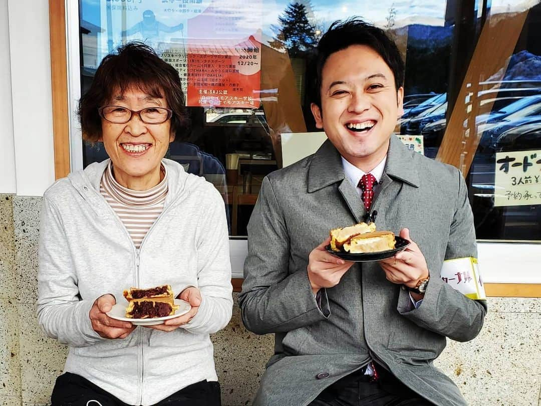 飯田嘉太のインスタグラム：「☕ 今日のイイダジャーナルは 鶴来で話題の開運カフェストリート第①弾👍 ・ ・ 餡がたっぷり大判焼きで有名な｢おもてや｣さんと ケーキやマフィンなど手作りお菓子にこだわる ｢スーヴニール｣さんにお邪魔しました🍰 ・ ・ ここ数年で古民家を活用したカフェが続々と登場😌 各店舗のご主人が他のお店を口コミで宣伝 違うニーズのお客さんがフラッと来たり 相乗効果バツグンらしいですよ👌 ・ ・ オーナーの海老原さんも堀内さんも喋りやすくて とっても楽しかったです😆 ・ ・ 今回の開運カフェストリートは来週もお伝えします☺️ ↓ ↓ ❹人のお子さんを持つお母さんが経営するカフェ🥞 ママさん奮闘記的なのも放送されるかも!? お楽しみに🙌  #石川テレビ #石川さん #livenews #イット #イイダジャーナル #開運カフェストリート #カフェ #cafe #大判焼き #おもてや #粒あん #限定 #白雪 #手作り #ケーキ #cake #マフィン #コーヒーも美味しい #スーヴニール #souvenir  #連続企画 #アナウンサー #飯田嘉太」