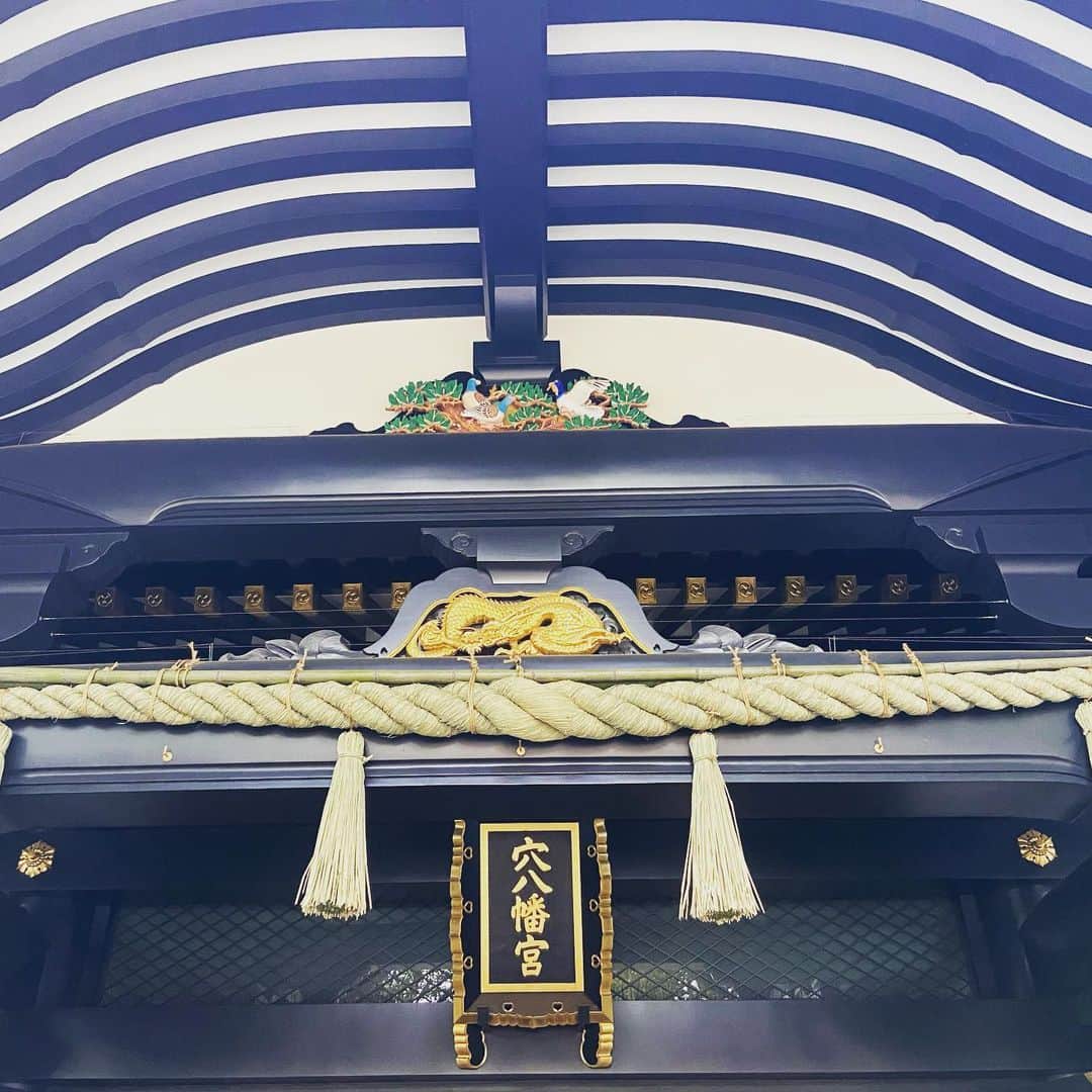 のインスタグラム：「今年はしっかり穴八幡宮⛩と、 放生寺🙏🏽に 「一陽来福」を頂きに行って来ました！ カツミックスから💪🏽 @katsumi19  貼る日時の連絡があったものの、 岸本さんから😎 @yoshico_kishimoto  貼る場所の連絡がなかったら、 逆向きにお守りを貼る所だったと言う、 全く笑えない劇場になる所でしたっ！！ 👱🏽‍♂️🔥🔥🔥😭  #tokyo #japan #fashion #beauty #ライフスタイル #穴八幡宮 #放生寺 #一陽来福 #みんながNICEに暮らせますように #東京 #コロナダメージ #やられまくり😭 #東京」