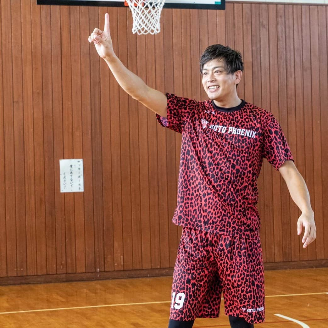 中村友也のインスタグラム：「たくさんのお誕生日おめでとうメッセージありがとうございます🐆💕 38歳頑張ります🏀 3x3 江東フェニックス 選手兼任GM 東京サンレーヴス 選手兼任パートナーセールス と現役続けながらしっかりと結果をだしたいと思います🏀  今後とも応援よろしくお願いいたします🙇‍♂️  #中村友也 #チョモ #江東フェニックス #選手兼任GM #東京サンレーヴス #選手兼任パートナーセールス #いつでも #どこでも #お伺いいたします #感謝 #16年目」