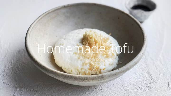 のインスタグラム：「How to make firm tofu (use nigari) Enjoy to make tofu at home and stay healthy! (It is convenient to use a pasta pot for strain the soybeans. ) . 自家製豆腐、週末のおうち時間にいかがですか〜 詳しい作り方は、GINGER webに 書かせていただいてます📝😊 #豆腐　#tofu」