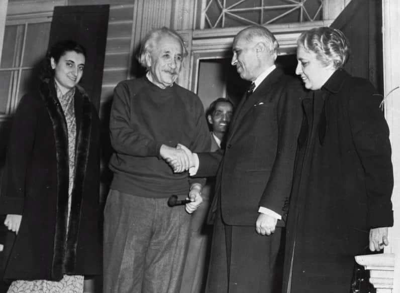 アルベルト・アインシュタインのインスタグラム：「#ThrowbackThursday: Prime Minister Pandit Jawaharlal Nehru of India visits Albert Einstein at his home in Princeton, New Jersey on Nov. 5, 1949.」