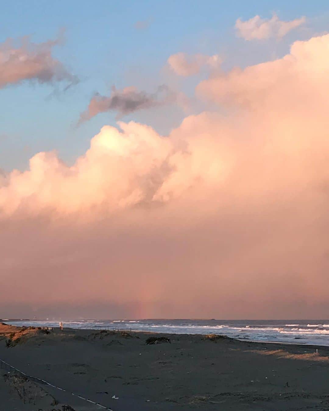 HARUKO（真木明子）さんのインスタグラム写真 - (HARUKO（真木明子）Instagram)「早く海行きたいな〜。. . 寒くてサボりがち. . 人魚だから海水に浸からないとダメなのw. . #海#綺麗な空 #ピンクの雲#空と海#いつかの誕生日の空#海から虹」2月4日 22時54分 - haruko227