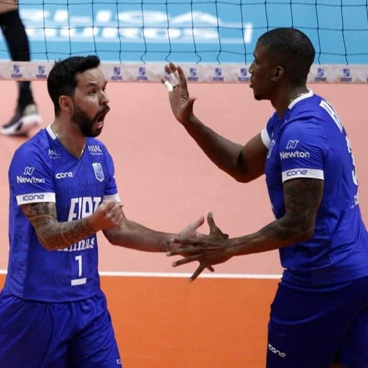 ウィリアム・アルジョナのインスタグラム：「PARCERIA. O que se aprende no esporte, no vôlei, é o que se leva pra vida!  ✔ Como você tem atuado com seus parceiros, no dia a dia pessoal e profissional? Marque aqui seu parceiro/a que FAZ A DIFERENÇA.  #VCFAZPARTEDAMAGIA 🧙‍♂️  *** Repost @mtcvolei  👨‍🏫😜Aulas, palestras e JOGÃO... 🤟É COM MEU FIAT/MINAS!  🏐Nossa equipe enfrentou o EMS Taubaté Funvic, venceu a partida por 3 sets a 0 (25/20, 26/24 e 25/22) e segue mantendo a invencibilidade em casa na Superliga Banco do Brasil 2020/21.  💪POTÊNCIA ESCOBAR! O oposto Escobar anotou 25 pontos e levou o seu segundo Troféu Viva Vôlei consecutivo.  🤩EM SP! 6/2 – 19h – Sesi-SP x Fiat/Minas – São Paulo (SP) – Sportv  #VaiMinas #FiatMinas #Superliga #Volei  📸Fotos: Orlando Bento/Minas Tênis Clube」