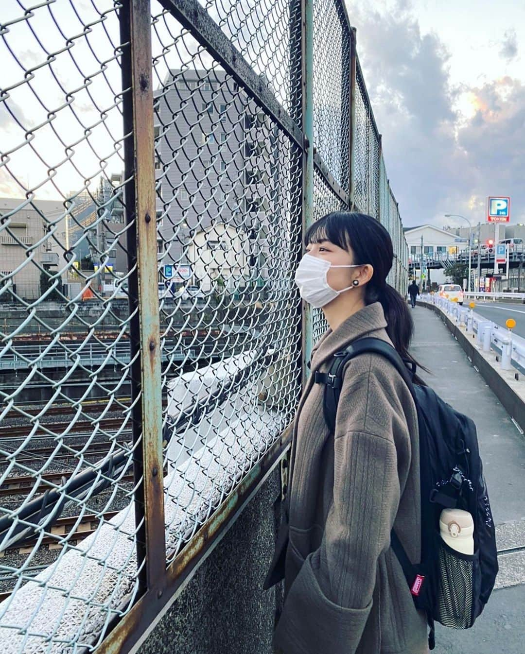 小島梨里杏さんのインスタグラム写真 - (小島梨里杏Instagram)「ついに明日から。  下北沢の本多劇場にて 舞台「タイトル、拒絶」 開幕です。14:00〜  お越しくださる皆様、 気をつけていらしてくださいね。  写真は鶯谷のフェンスと空。  #舞台 #タイトル拒絶  ☺️🌥」2月4日 22時56分 - r_riria