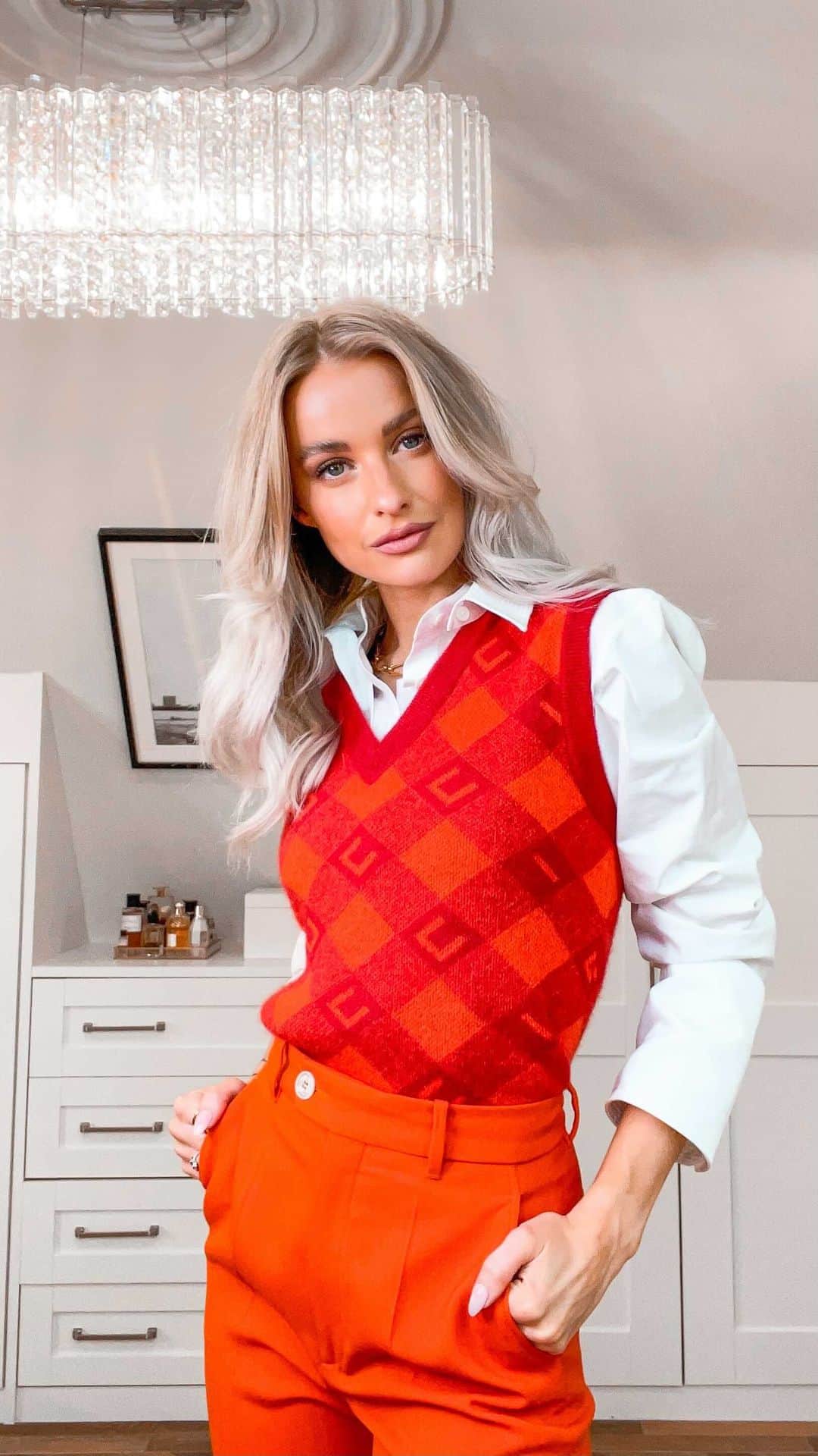 ビクトリアのインスタグラム：「Who knew orange on orange was this beaut?! What do you think?? Also this song is way cooler than me isn’t it 😂  I figured I should also give a shout out to @gucci this season, as I’ve blatantly become subconsciously obsessed 👏🏼  #WhatIWouldBeWearing #gucci #grwm #iam」
