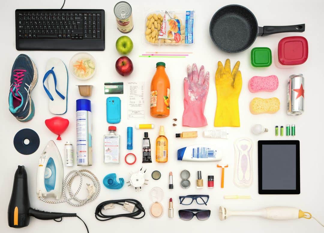 ルモンドのインスタグラム：「« Une évaluation inexacte » qui conduirait à « limiter la capacité des agences réglementaires à prendre des mesures de protection de la santé ». Ce n’est pas la première fois que l’Endocrine Society met en cause les travaux de l’Autorité européenne de sécurité des aliments (EFSA), mais elle le fait cette fois en des termes particulièrement vifs, publiés sur son site mardi 2 février.⁣ Cette critique sévère de la société savante, qui rassemble 18 000 chercheurs et cliniciens spécialistes du système hormonal, vise un projet de rapport de l’agence soumis à une consultation publique qui s’achève le 4 février. Son sujet porte sur l’une des plus épineuses questions qui se posent à la toxicologie : les effets inhabituels de certaines substances, capables notamment d’être plus nocives à de faibles doses d’exposition qu’à des doses plus importantes. Un phénomène appelé « relations dose-réponse non monotones ».⁣ Ces effets contre-intuitifs remettent en question les fondements de l’évaluation des risques liés aux produits chimiques telle qu’elles la pratiquent depuis sa mise en place il y a plusieurs décennies. « La dose fait le poison » : c’est autour de ce principe, énoncé par l’alchimiste Paracelse au XVIe siècle, bien avant l’invention de l’électronique, qu’est conçue la réglementation. Industriels et agences calculent ainsi des seuils en deçà desquels le risque sanitaire ou environnemental est considéré comme nul ou négligeable.⁣ Pourtant, depuis deux décennies au moins, cette doxa est remise en cause de manière aiguë par les perturbateurs endocriniens. « Découvertes » au début des années 1990, ces substances capables d’interférer avec le système hormonal sont omniprésentes dans l’alimentation (pesticides, additifs, plastifiants, etc.) ou les objets du quotidien (traitements des meubles et des textiles, détergents, etc.).⁣ -⁣ Objets du quotidien contenant des perturbateurs endocriniens, à Aubervilliers en novembre 2016.  Photo : Julie Balagué (@juliebalague) #PourLeMonde⁣ -⁣ #environnement #sante」