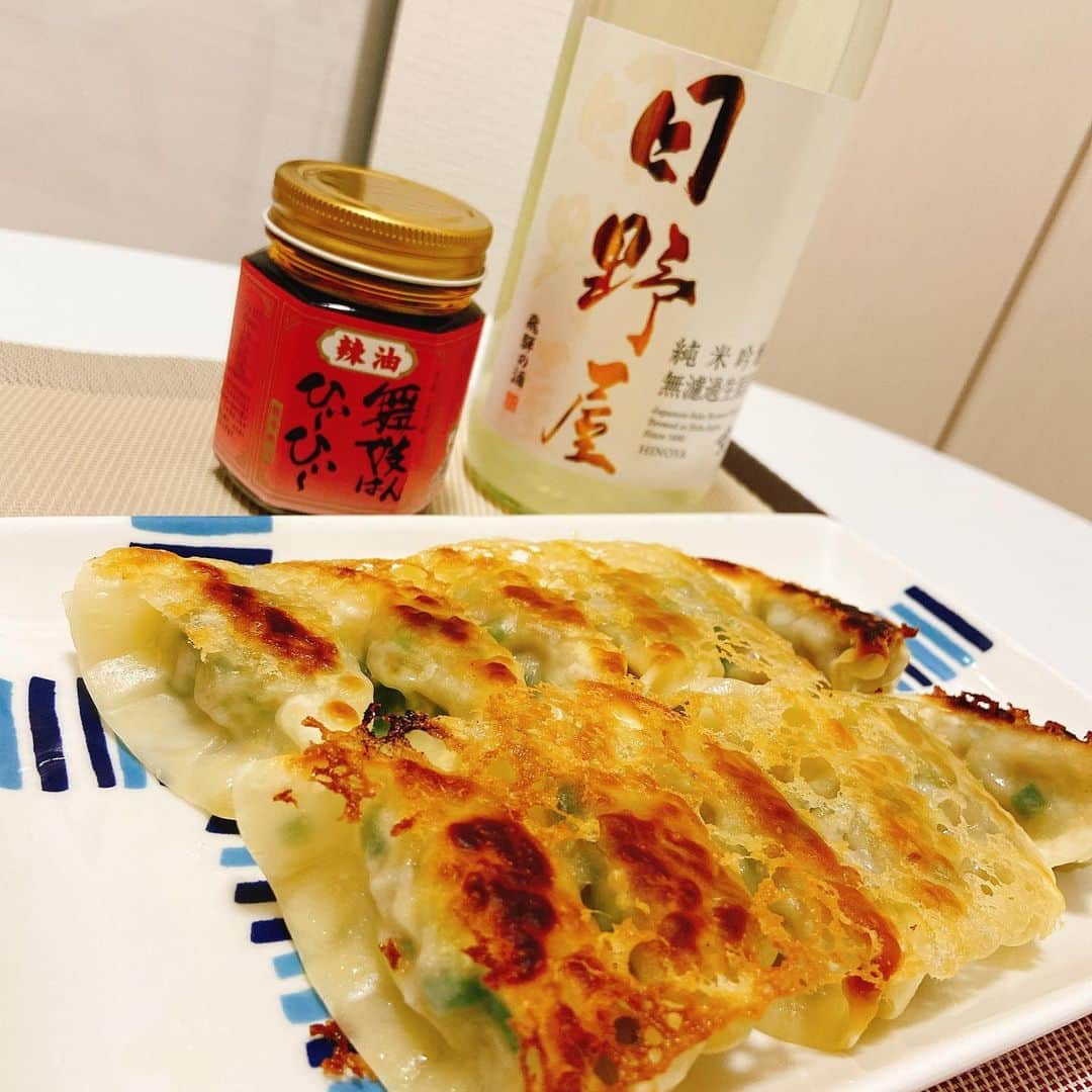 住吉史衣のインスタグラム：「. . 作りすぎてしまった餃子さん🥟 美味しい〜💕幸せ🤤 ビールも合うけど日本酒にも合う万能なおつまみですよね！ . . 今日の日本酒は🍶🌾 岐阜県　天領酒造 「蔵出限定 日野屋 純米吟醸無濾過生原酒」 ふわっと広がる甘い香りと口いっぱいに広がる芳醇な旨味、一瞬苦味がきてすっきり。でも鼻の奥に香りが残って後を引く美味しさ♡ . . @tenryousake  #日本酒 #岐阜県 #天領酒造 #飛騨  #日野屋 #純米吟醸 #無濾過生原酒 #唎酒師 #餃子 #舞妓はんひぃひぃ #辣油 #おうちごはん #自炊女子 #料理記録 #料理好きな人と繋がりたい #料理上手になりたい #ほっこりタイム  #おうち時間 #stayhome #清酒 #일본술 #japanesesake #sakebottle #nihonshu #女子飲み #日本酒女子 #日本酒好き #日本酒好きな人と繋がりたい #晩酌 #飲酒タグラム    . . .」