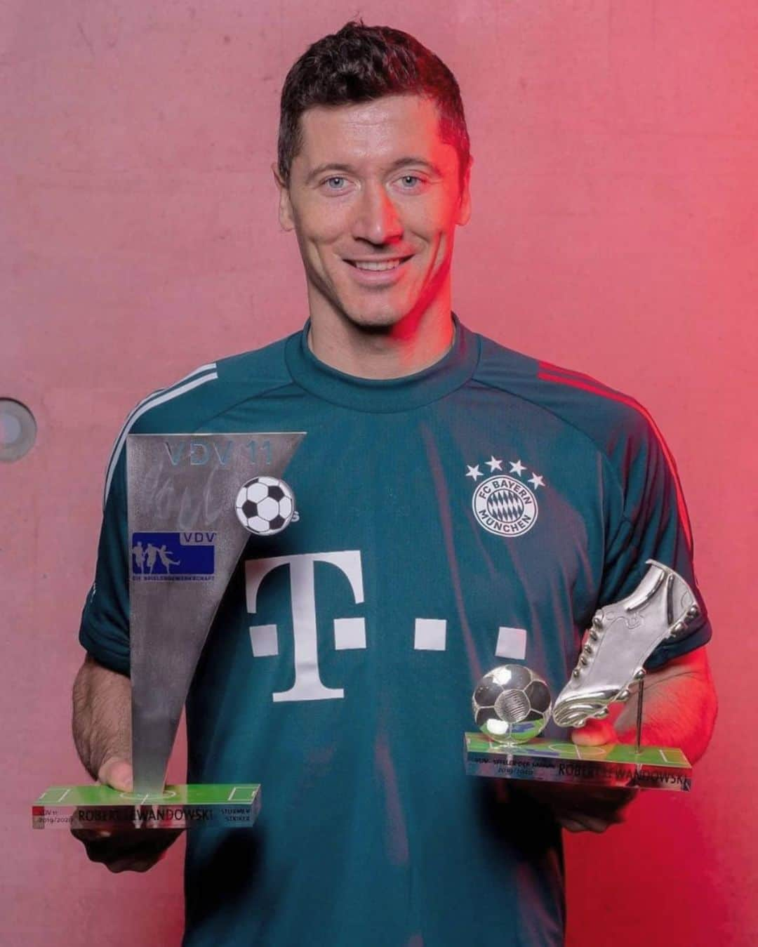 UEFAチャンピオンズリーグさんのインスタグラム写真 - (UEFAチャンピオンズリーグInstagram)「🏆🥇 The awards keep coming... Lewandowski in 2020 = 🔝  📸: @fcbayern & @_rl9   #UCL #FCBayern」2月4日 23時01分 - championsleague