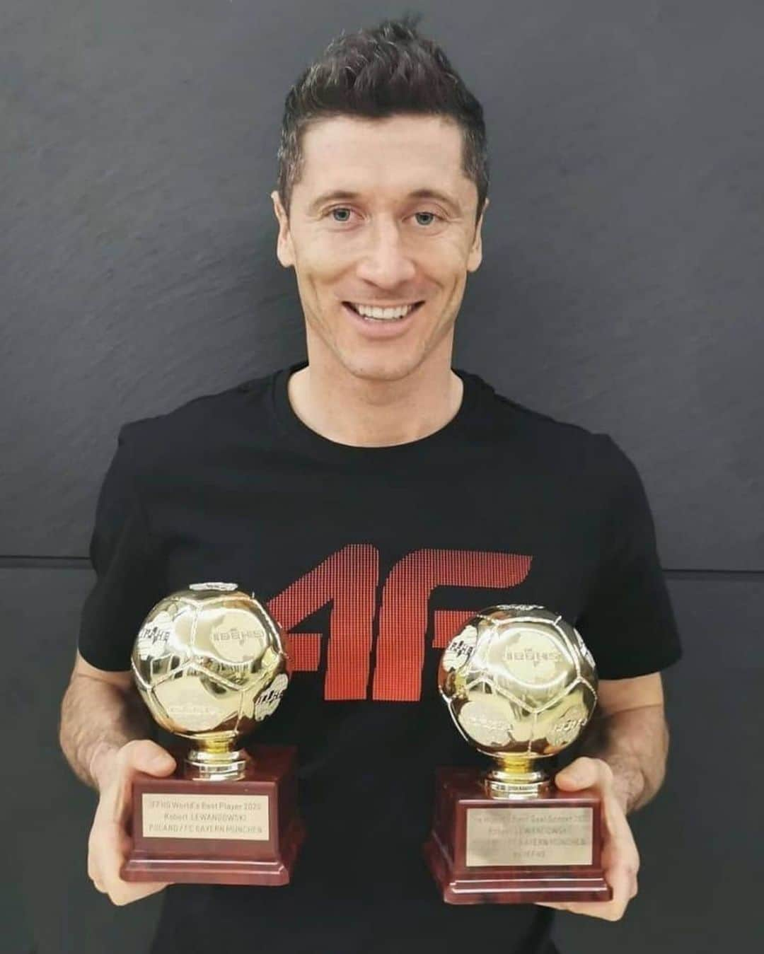 UEFAチャンピオンズリーグさんのインスタグラム写真 - (UEFAチャンピオンズリーグInstagram)「🏆🥇 The awards keep coming... Lewandowski in 2020 = 🔝  📸: @fcbayern & @_rl9   #UCL #FCBayern」2月4日 23時01分 - championsleague