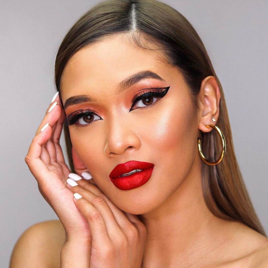 Motives Cosmeticsのインスタグラム：「@che.mosley achieved this seamless contour using the Shape Up Contour Palette. 🖤 Tap the image to get yours! 💋 #motivescosmetics    #contour #contourpalette #bosslady #bossbabe #bossladymindset #girlboss #makeupchallenge #makeupcollection」
