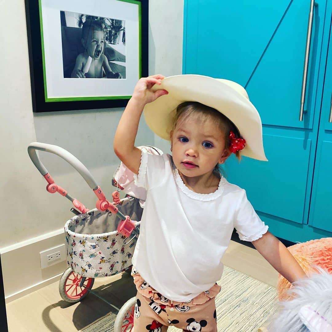 ジェイソン・アルディーンさんのインスタグラム写真 - (ジェイソン・アルディーンInstagram)「Hard to believe this lil nugget is 2 years old today. I wish all kids could be this sweet and loving. She is a special little girl! Happy bday Navy baby. We love u so much. 🎈 🎂 🥳」2月4日 23時03分 - jasonaldean