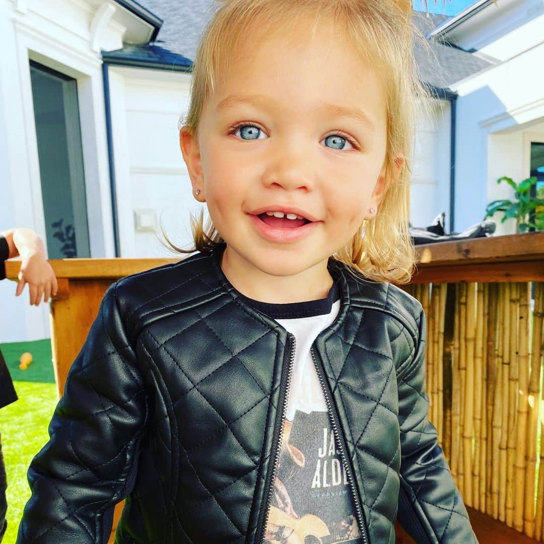 ジェイソン・アルディーンさんのインスタグラム写真 - (ジェイソン・アルディーンInstagram)「Hard to believe this lil nugget is 2 years old today. I wish all kids could be this sweet and loving. She is a special little girl! Happy bday Navy baby. We love u so much. 🎈 🎂 🥳」2月4日 23時03分 - jasonaldean