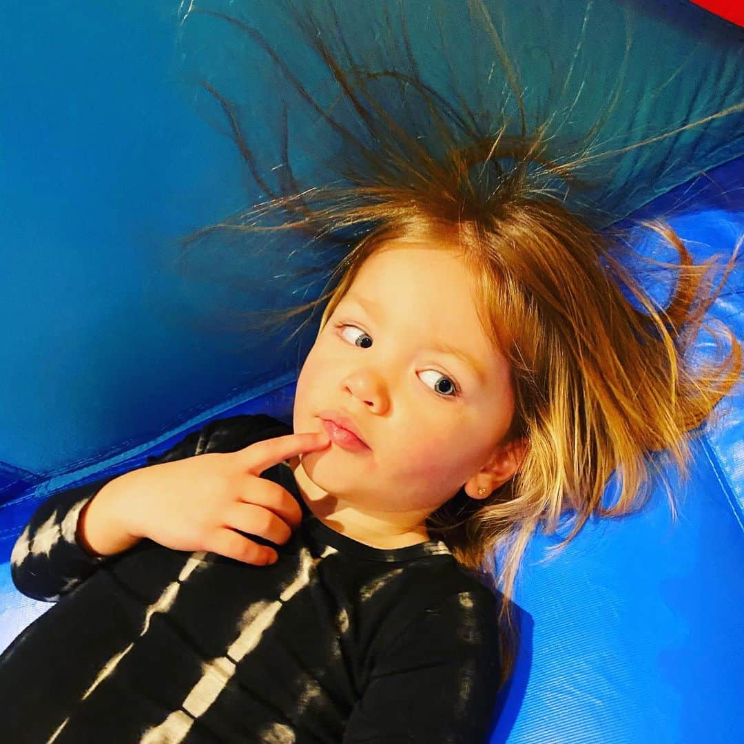 ジェイソン・アルディーンさんのインスタグラム写真 - (ジェイソン・アルディーンInstagram)「Hard to believe this lil nugget is 2 years old today. I wish all kids could be this sweet and loving. She is a special little girl! Happy bday Navy baby. We love u so much. 🎈 🎂 🥳」2月4日 23時03分 - jasonaldean