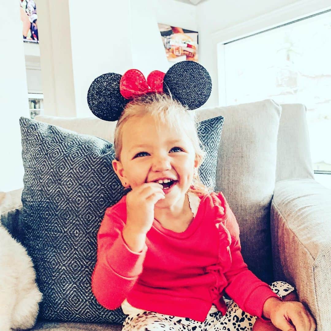 ジェイソン・アルディーンさんのインスタグラム写真 - (ジェイソン・アルディーンInstagram)「Hard to believe this lil nugget is 2 years old today. I wish all kids could be this sweet and loving. She is a special little girl! Happy bday Navy baby. We love u so much. 🎈 🎂 🥳」2月4日 23時03分 - jasonaldean