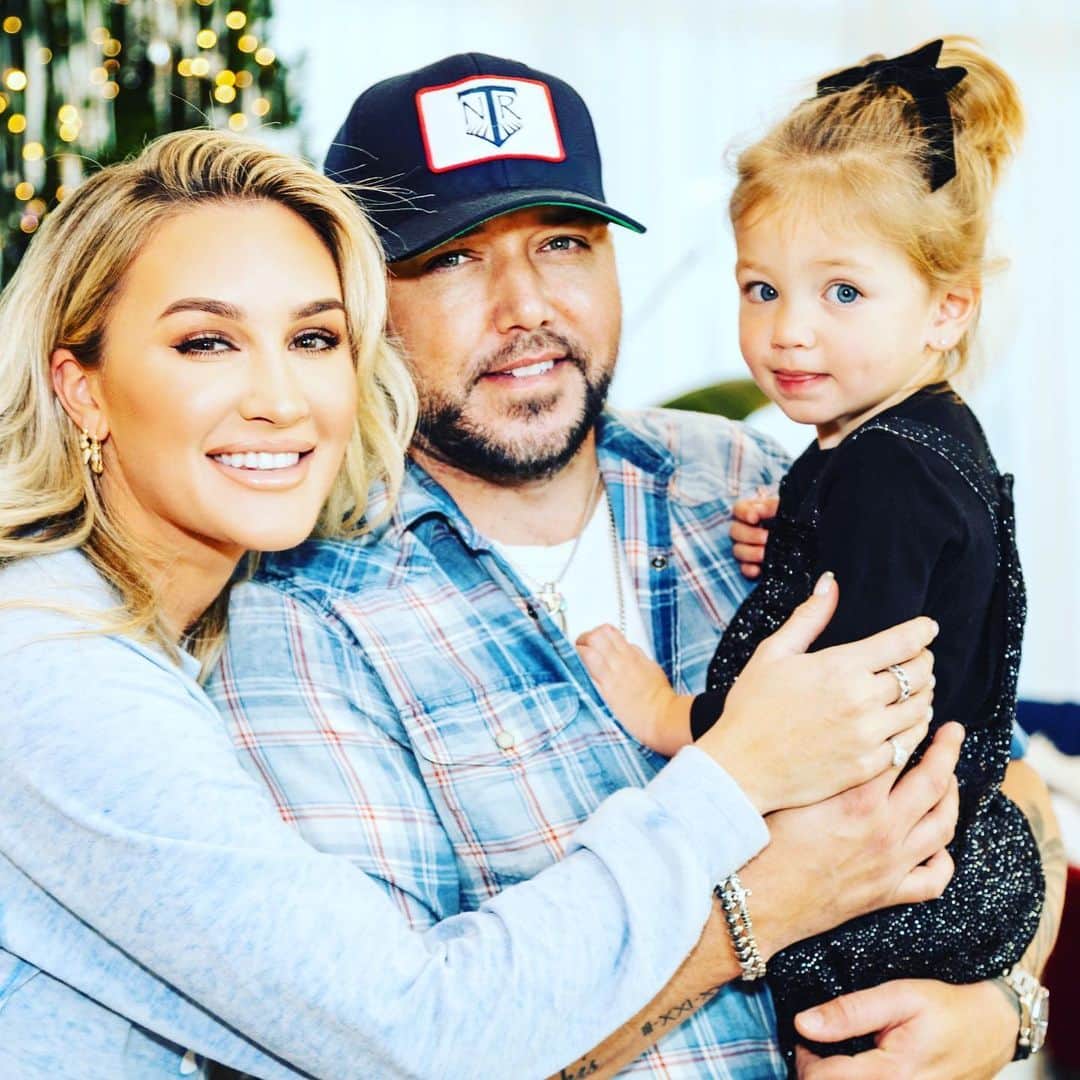 ジェイソン・アルディーンさんのインスタグラム写真 - (ジェイソン・アルディーンInstagram)「Hard to believe this lil nugget is 2 years old today. I wish all kids could be this sweet and loving. She is a special little girl! Happy bday Navy baby. We love u so much. 🎈 🎂 🥳」2月4日 23時03分 - jasonaldean