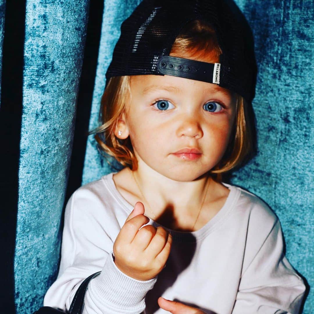 のインスタグラム：「Hard to believe this lil nugget is 2 years old today. I wish all kids could be this sweet and loving. She is a special little girl! Happy bday Navy baby. We love u so much. 🎈 🎂 🥳」