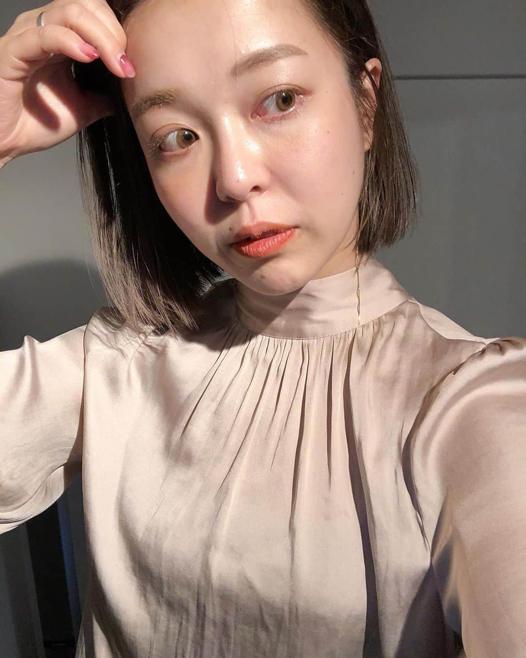 北岡りえのインスタグラム：「眉のアートメイク、２回目のリタッチも終了して1ヶ月ほど経ちました👀 @arub.clinic  の 担当　@arub.nurse.shoko  さん。  普段痛がりですが ２回目はほぼ痛みなく(塗る麻酔と技術力のお陰です🙏)、１回目よりとても短時間で終わりました。　10分？くらい☺️  前回同様、最低3日間は水がつかないよう拭き取りメイクしたりワセリン塗って乾燥させないように。慣れるものですね🐒  最近は眉マスカラだけささ〜と塗ってマスクしたら外出れるくらい時短に🌈  2/6. 24時から予約LINEも受付開始するそうです。 質問いただいたのでこちらに載せておきます🤍☺️  #眉アートメイク　#アイブロウ　#eyebrows  #眉マスカラ」