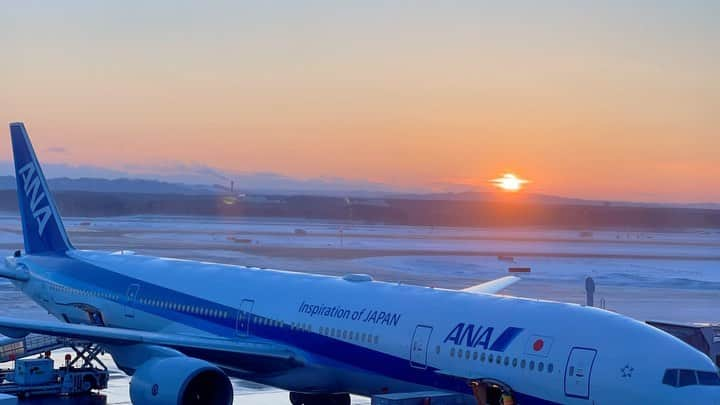 福田太郎のインスタグラム：「✈️ 始発便越しの日の出。雪の新千歳空港。 空と海が重なったり、富士山が見えたり。 エメラルドグリーンが出迎えてくれました。 ⠀ 沖縄到着！ファイターズ春季キャンプです⚾️🏟 健康第一で、例年以上の目配り気配り心配りを。 ⠀ 来たくても来られないファンの皆さんの分まで アンテナ5Gで、しっかり取材して参ります！！！ ⠀ #happy30thbirthday #杉谷拳士 選手 #新キャプテン #みんながキャプテン #lovefighters  #北海道日本ハムファイターズ #01karat #イチカラ #プロ野球 #沖縄キャンプ #北の国 から #南の島 へ #飛行機からの景色 #空好き #アナウンサー #福田太郎  #イチモニ！#イチオシ‼︎ で最新情報お届けします！ @htb_fffff #インスタライブ！もお楽しみに💪」