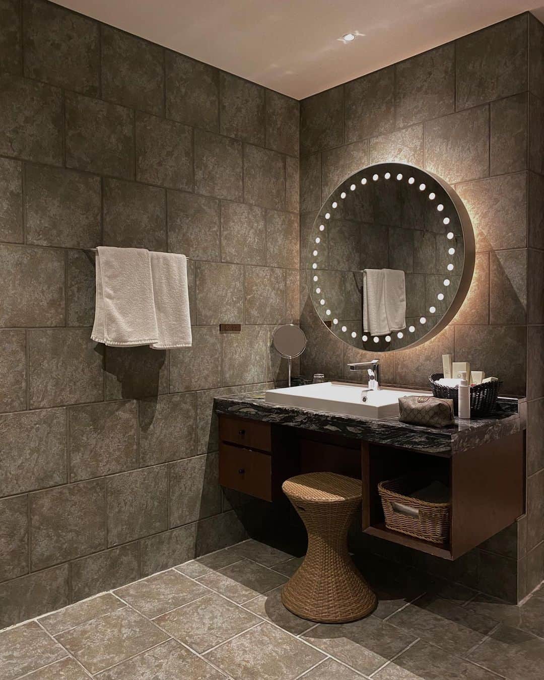 HARUEのインスタグラム：「Private spa✨  石張りの浴槽格好良かったなぁ🪐  またいつか泊まりたい場所✨」