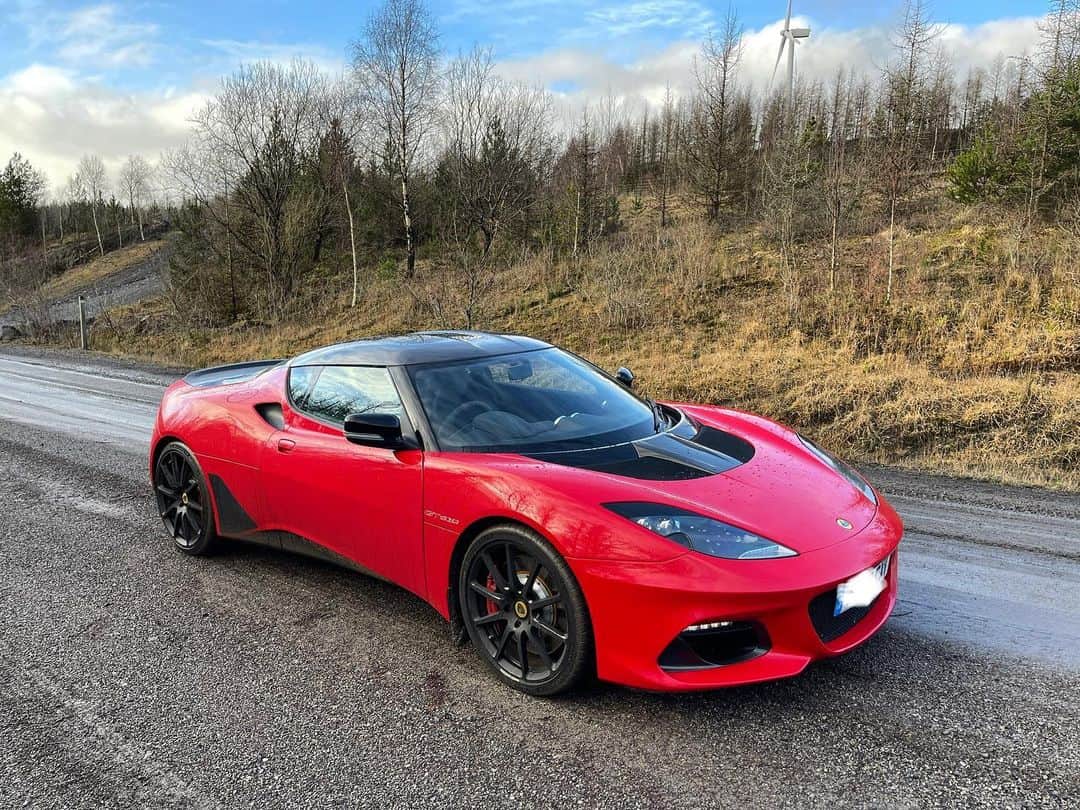 ジェンソン・バトンのインスタグラム：「If you buy a sports car to be flashy then get something else but if you want a great sounding drivers car give this one a go ☝🏽😉#Lotus #evora #addlightness」