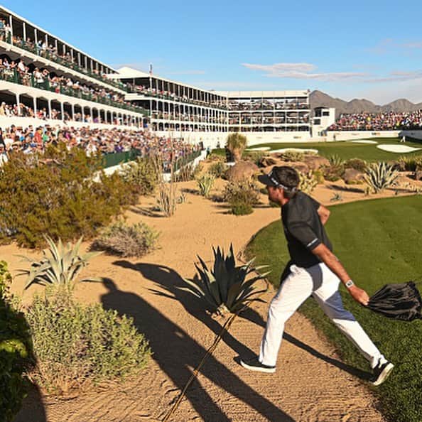 バッバ・ワトソンのインスタグラム：「CONTEST CLOSED // WINNERS @rcsully15 @bo_stallings @markacollinsjr Congrats!!// #TBT to the 16th hole at last year’s @wmphoenixopen… things look a little different, but lucky for you, the ‘Bubba bags’ are getting a virtual toss this year!  Snag one of these swag bags filled with @pingtour hat & water bottle, @stancesocks, @cbdmd.usa gummies, @titleist prov1 + prov1x, @linksoul Dopp kit and your choice of Linksoul gear (winners receive $250 gift card to linksoul.com).  TO ENTER: 1️⃣ Like this post 2️⃣ Comment with your favorite WMPO moment/memory  3️⃣ Tag a friend  I’ll pick 3 random winners by the end of the day and post them here.  Good luck! #CouldaBeenOn16 #WMPhoenixOpen #ThePeoplesOpen」
