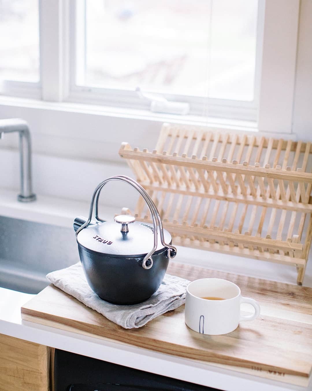 Staub USA（ストウブ）のインスタグラム：「Upgrade your everyday tea experience into something a little fancier with one of our exceptional tea kettles. They're made of enameled cast iron, they don't need to be seasoned, and you'll love how much longer they keep water hot compared to traditional ceramic vessels. Sip sip hooray! Shop our Staub kettles by tapping the link in our bio and searching "kettle." (Image: @veronicalolagrimm at @southcountyhouse) #madeinStaub」