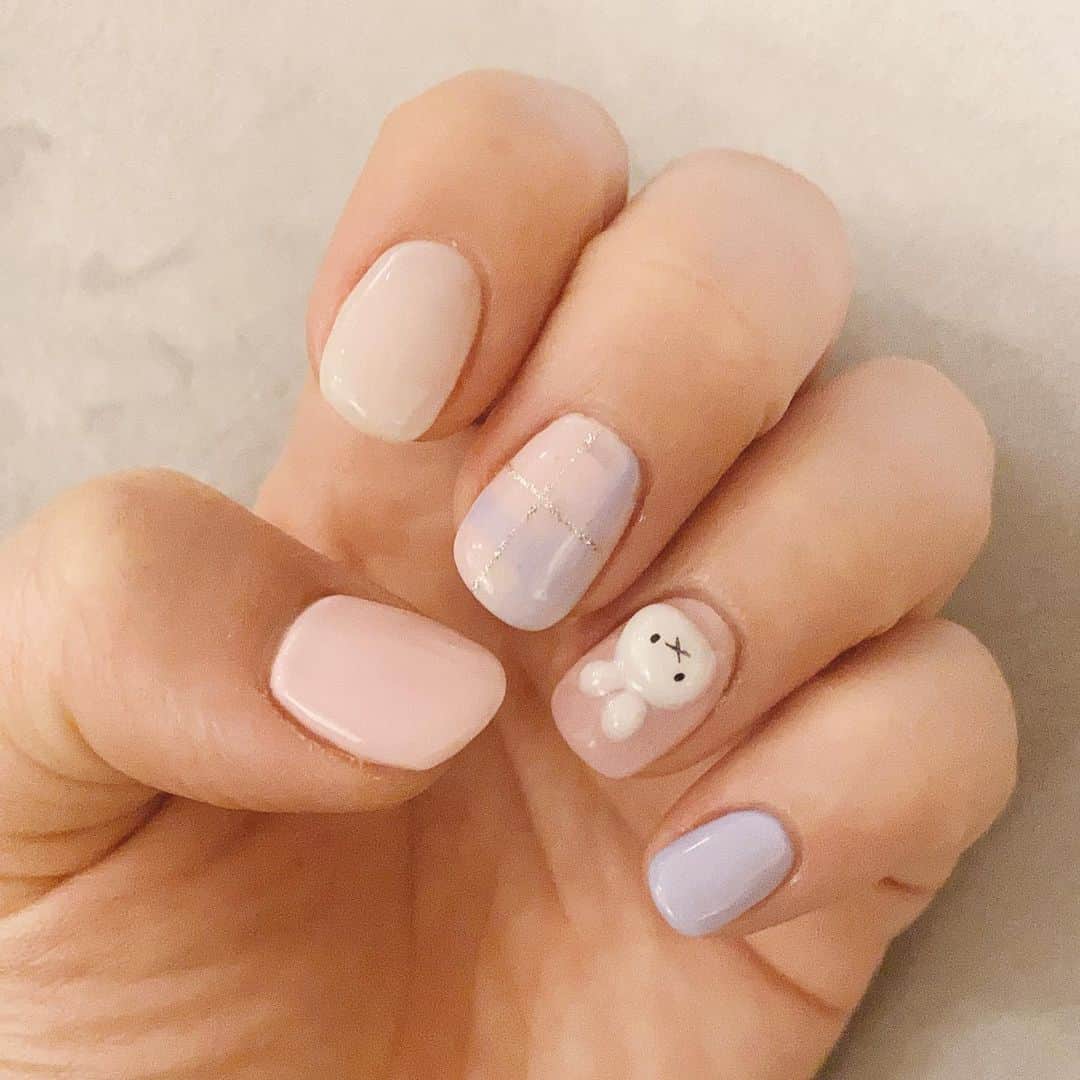 鈴華ゆう子のインスタグラム：「近所のミッフィー推しのネイリストさんの布教活動に加担の結果コレで！しかしもう片方の手は、捨てきれないベイマックス再利用。 ということで、異色のコラボーレションネイル。 #ネイル #ジェルネイル #ミッフィーネイル #ミッフィー #鈴華ゆう子 #nail #nails」