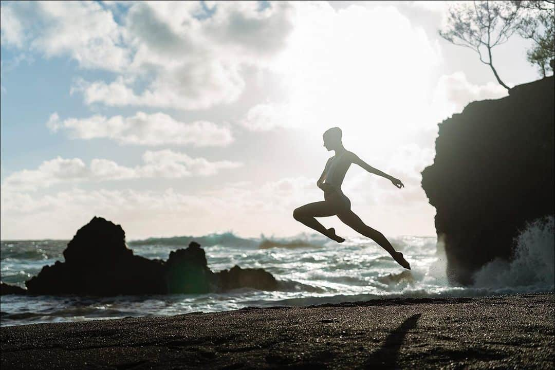 ballerina projectさんのインスタグラム写真 - (ballerina projectInstagram)「𝗠𝗮𝗰𝗸𝗲𝗻𝘇𝗶𝗲 𝗥𝗶𝗰𝗵𝘁𝗲𝗿 in Hana. #ballerina - @mackensova #hana #maui #hawaii #redbeach #ballerinaproject #ballerinaproject_ #ballet #dance #swimsuit by @normakamali #normakamali #mackenzierichter #sunrise #sonyalpha #zeissotus   𝗕𝗮𝗹𝗹𝗲𝗿𝗶𝗻𝗮 𝗣𝗿𝗼𝗷𝗲𝗰𝘁 𝗯𝗼𝗼𝗸 is now in stock. Go to @ballerinaprojectbook for link.」2月4日 23時13分 - ballerinaproject_