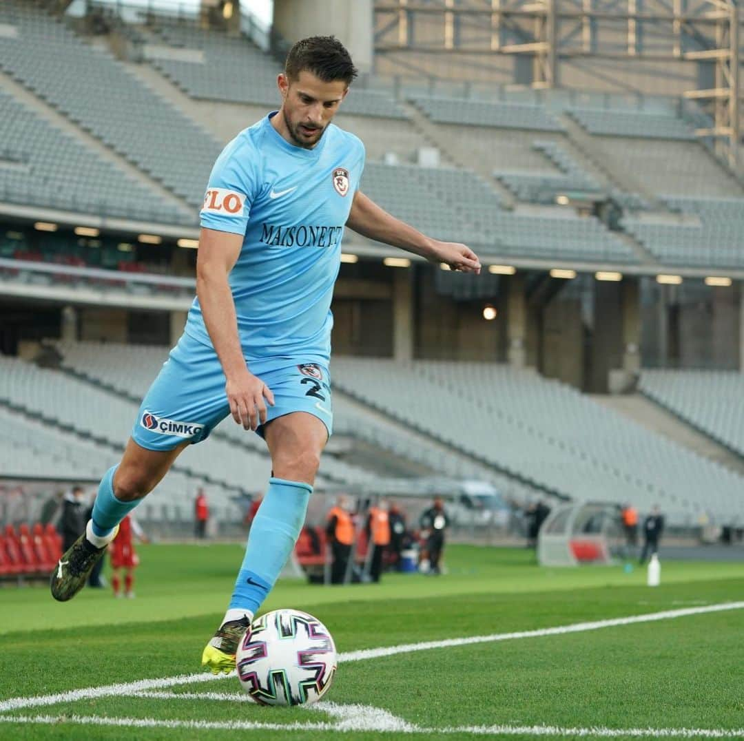 ケヴィン・ミララスのインスタグラム：「Stay focus and believe 🔴⚫️💪🏼」