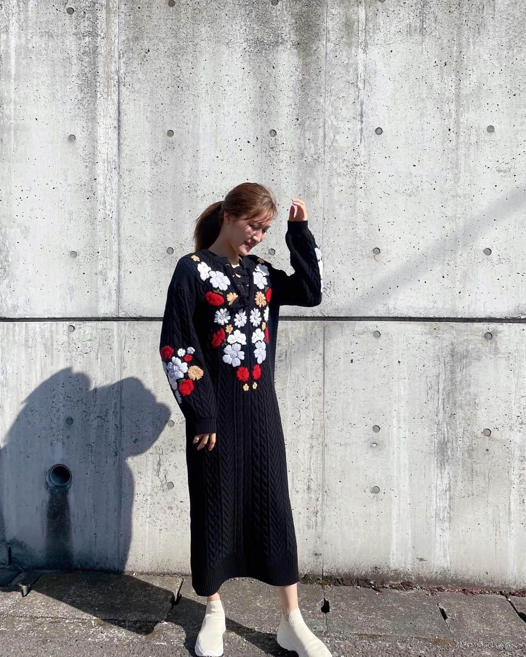 後藤夕貴のインスタグラム：「今日は春一番が吹いたんだって！ 気温も少しずつ春に向かっていて嬉しいな〜 ㅤ このニットワンピお気に入り♡！ 流石に上着なしはまだ寒かったけど 今日は少しお散歩しました☺︎ ㅤ ＿＿＿＿＿＿＿＿＿＿＿＿＿ #ゆき_code#157cmコーデ#ニットワンピース #花柄#ニットコーデ #大人カジュアル#春コーデ #美人百花#美人百花Flowers#gracecontinental #fashion#ファッション#楽ちんコーデ」