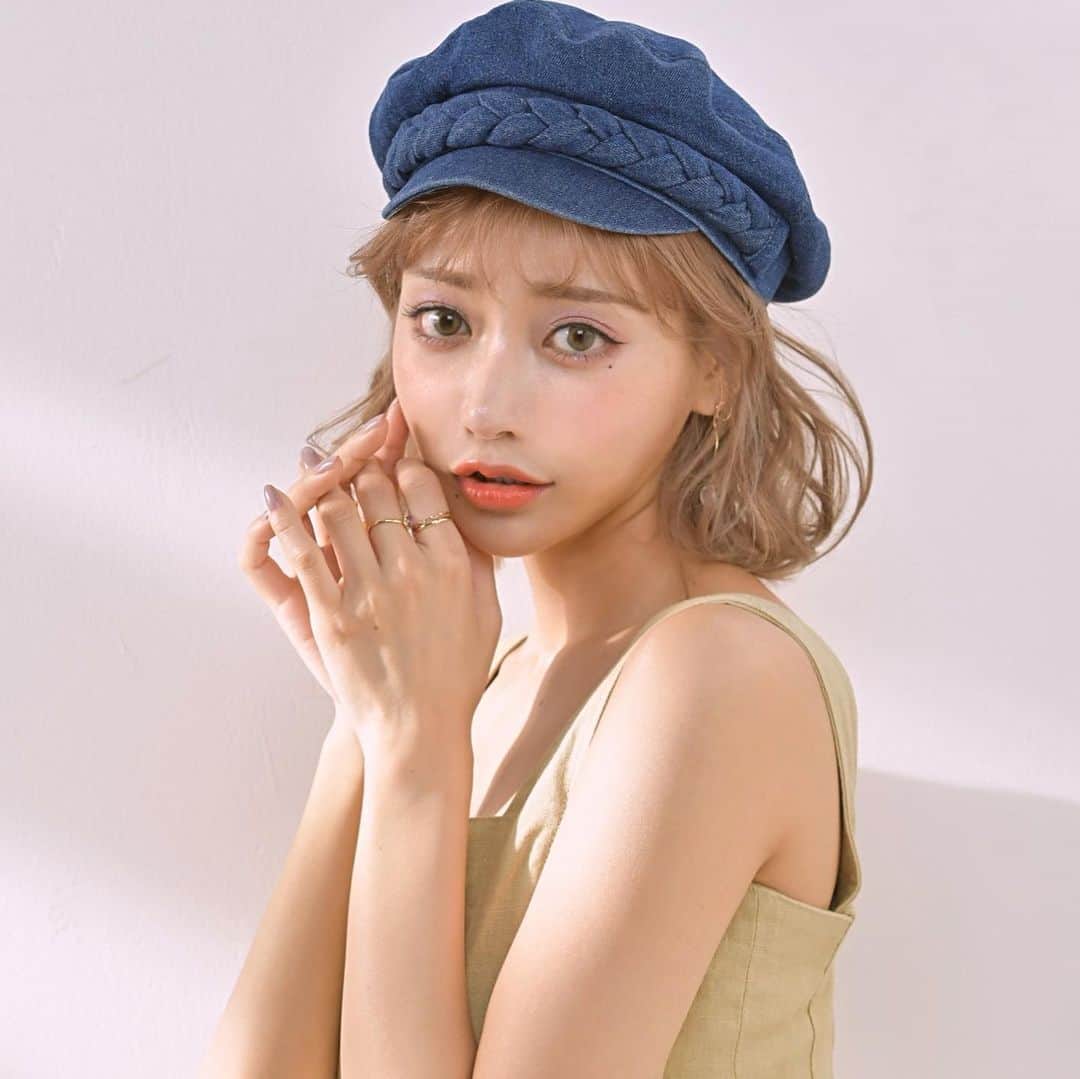 明日花キララのインスタグラム：「普段こっち系のカラコン付けない私でも馴染むカラコンできました！ かなり印象変わる👽 どおかな？？ #Flurry (フルーリー)春前に発売になりますので楽しみにしててください🌼🌼 こちらのお色はアルパカベイビーと妖艶フェレットです🦙❤︎🦝」