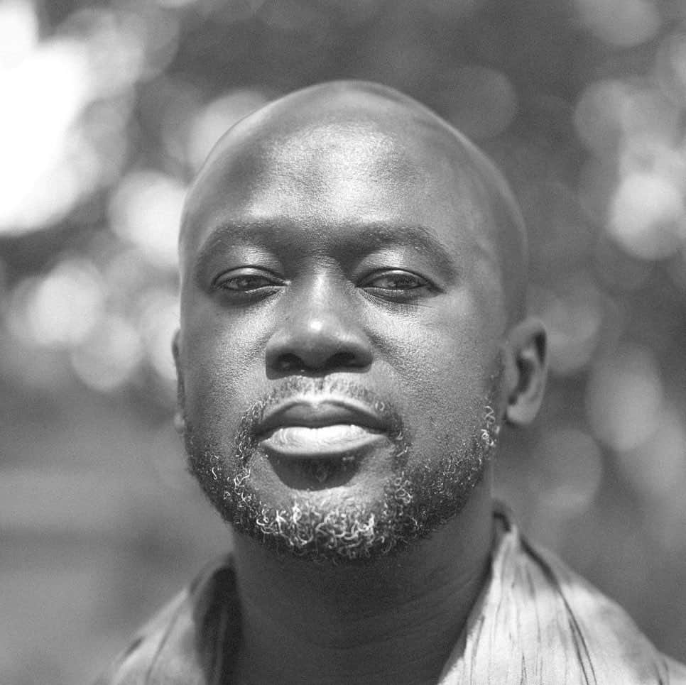 のインスタグラム：「In celebration of Black History Month, tune in tomorrow at 12pm EST for a conversation between renowned architect Sir David Adjaye and Zoë Ryan, Daniel W. Dietrich II Director of the Institute of Contemporary Art, University of Pennsylvania, Philadelphia, who cocurated Adjaye’s first major international survey exhibition, "Making Place: The Architecture of David Adjaye," with Okwui Enwezor in 2015. The pair will discuss Adjaye’s seven-volume archival project, "Adjaye Africa Architecture: A Photographic Survey of Metropolitan Architecture," for which he traveled, over the course of a decade, to the capital city of every major African country to photograph the continent’s built environment. Follow the link in our bio to register.  This talk is part of an ongoing program of conversations and presentations with leading artists and cultural figures, as well as a curated selection of interviews, essays, and videos from the gallery’s extensive publishing archive, that explores how Black histories animate contemporary aesthetics. __________ #DavidAdjaye #AdjayeAssociates #ZoeRyan #BlackHistoryMonth  @adjaye_visual_sketchbook @adjayeassociates @zoeryanprojects @icaphiladelphia (1) David Adjaye. Photo: @chris.schwagga; (2) Zoë Ryan. Photo: @clarebrittphotographer」