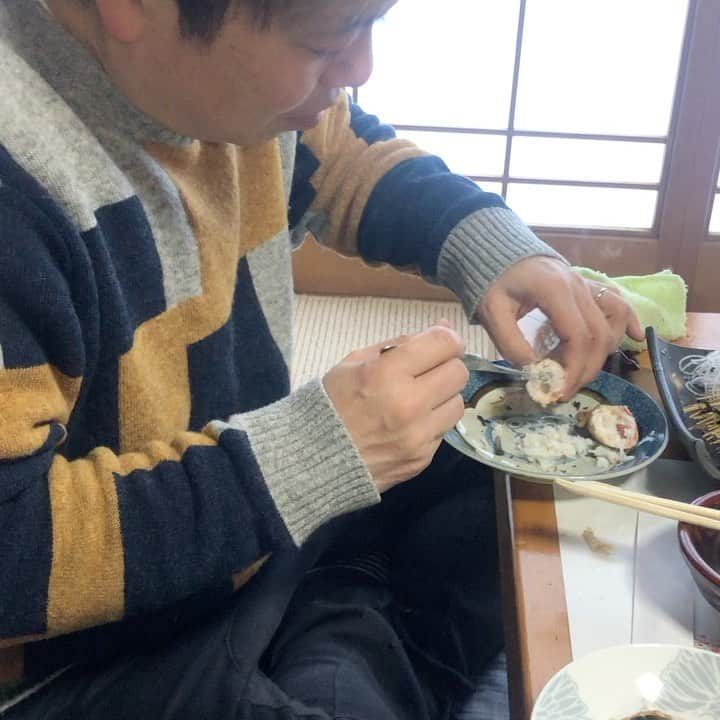 福田多希子のインスタグラム：「カニ⚓️ 🦀🦀  カニホジホジおじいさん👴🏻  3キロ程痩せてきてダンプ松本さんから……  まだダンプ松本さん  いやあ、よう食べた #🦀」