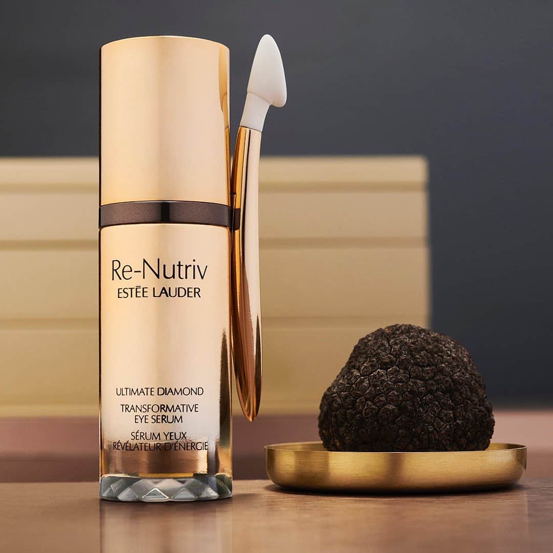 エスティローダーのインスタグラム：「#BlackDiamondTruffle extract is the secret to younger-looking skin. Experience the youth-sustaining power of NEW #ReNutriv Ultimate Diamond Eye Serum at home: collagen-boosting activity begins just 2 hours after application! #ExtraordinaryBeauty」