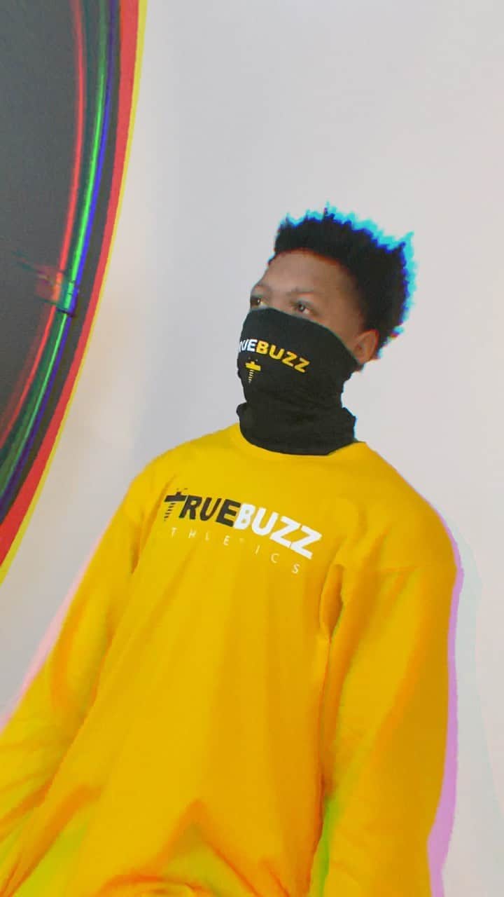 ローリン・ヒルのインスタグラム：「Hooked up with @yeah_.javon of @truebuzzwestcoast to get some shots of the @shopcimple x @truebuzzathletics off field apparel collab. This is only the beginning. #buzzgang #webuzzn 🐝🏜  📸: @set3prod」