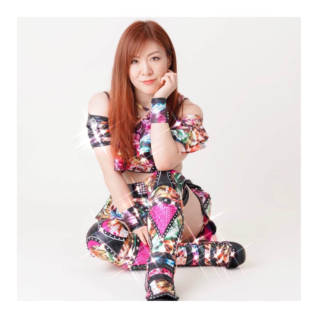 のインスタグラム：「今のコスチューム。 歴代1くらい気に入ってるんだけど、どうっ🌈✨ この柄生地に一目惚れでした🤩 コスチュームはテンション上がる、気合が入る、とっても大切なアイテム🌙 でも今、プロレスのコスチュームを製作して下さる方が明らかに足りていません。。。 特殊だから難しいんだろうなぁ😣  #中島安里紗 #女子プロレス #女子プロレスラー #プロレス #prowrestling #prowrestler #プロレスコスチューム #衣装 #コスチューム製作 #衣装製作  #seadlinnng #seadlinnng女子プロレス #シードリング」