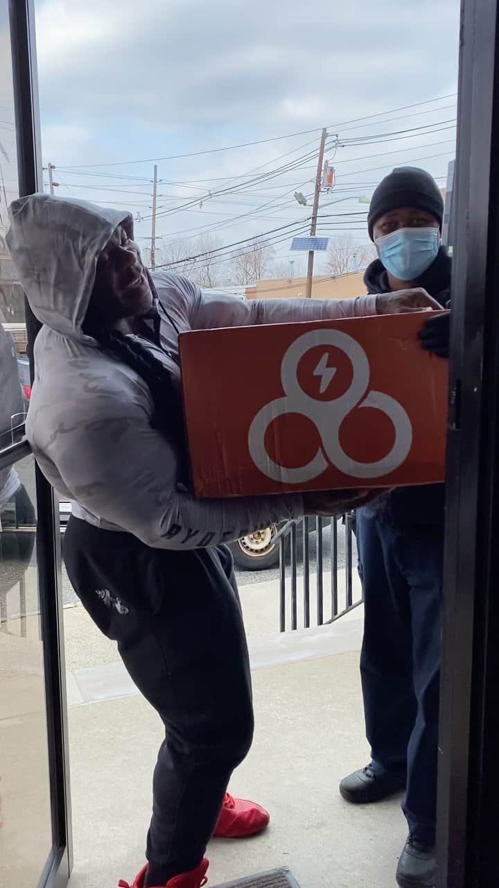 カイ・グリーンのインスタグラム：「your packages 👀  That’s how Mini Kai and I spend our mornings after I get my alert @trifecta meals are coming in.   All meals are organic & dairy, gluten, and soy free 🚫Customized for your body & goals right on the website. Shipped right to your doorstep, there’s no better way to tackle your goals for 2021 than teaming up with Trifecta 💯  #TRIFECTA “link in bio” to order 💪🏾」