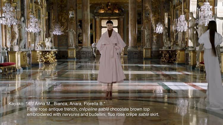 WWDジャパンさんのインスタグラム写真 - (WWDジャパンInstagram)「デジタルFW取材：「ヴァレンティノ（VALENTINO）」は本拠地のローマにあるコロンナ美術館で無観客ショーを発表しました。映画「ローマの休日」のラスト、アン王女が記者会見を開いたシーンのロケ地で、天井のフレスコ画など会場は見どころ満載です。ローマはイタリアの中でも特別な場所であり、「ヴァレンティノ」はその歴史の中から生まれたことを再確認しますね。パリコレではこの荘厳な光景を見ることはできません。  前回、巨大ドレスに度肝を抜かれましたが、今回はよりリアルなレイヤードスタイルを楽しむクチュール、という新しい方向性に切り替えてきましたね。クチュールといえば、装飾をたっぷりのせたドレスをイメージしますが、ドレスのオケージョンが減る中でピッチョーリはリアルな世界で着用するクチュールを目指したのではないか、と思いました。スパンコールをのせたタートルネックインナーの上からワンピースを重ね着したり、ふんわりとしたコートドレスがあったりと日常着のようなアイテムばかり。顔一面に金色のグリッターを塗ったメイクも目を引きましたね！また動画では1ルックずつ商品説明と製作者の名前が記載されていて、リスペクトを感じました。  どこか着物を思わせる直線的なフォームと鮮やかな色が力強かったです。ところで音楽は、マッシヴ・アタック（Massive Attack）のロバート・デル・ナジャ（Robert Del Naja）が担当です。デル・ナジャはバンクシーの正体か！？と噂されたこともある人。そのデル・ナジャとアーティストのマリオ・クリンゲンマン（Mario Klingemann）が組んだ「ヴァレンティノ」の映像作品が29日に発表されるそうです。なんと人工知能に「ヴァレンティノ」のオートクチュールのメイキング映像などを3か月間学習させて作ったとか。究極の手仕事であるオートクチュールとAIのコラボレーションだなんて未知でゾクゾクします。  映像とルックは @wwd_jp のプロフィールのリンクから  #ヴァレンティノ#VALENTINO #RobertDelNaja #PFW #hautecouture」2月4日 23時29分 - wwd_jp