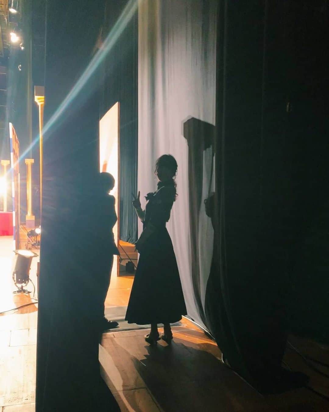水川あさみのインスタグラム：「キネマ旬報ベスト•テン主演女優賞をいただきました。 最も長い歴史ある映画賞…とても身に染みました。 受賞式のスタンバイ中に足立さんが楽屋に来てくれてふとテーブルに置いてあった明日発売のキネマ旬報の表紙を見ながら「嬉しいなぁ。宝物にしよ。」って言ってくれて正直ぐーっと泣きそうになった。 　 そして今日、もいっこ嬉しい事。 夫が『エール』でエランドール賞を頂きました。 おめでとう！  同じ日に嬉しい事が、ふたつ。 乾杯します😋🍻」