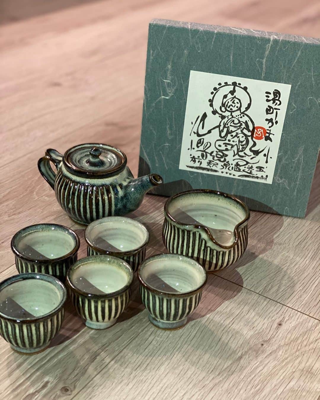 畠中清羅 のインスタグラム：「玉造温泉の湯町窯の茶器🫖 を頂きました。  最近毎朝温かいお茶を飲んで 心を落ち着かせてほっと一息つく時間が最高に幸せ。  #お茶の時間　#茶器　#お茶のある暮らし」
