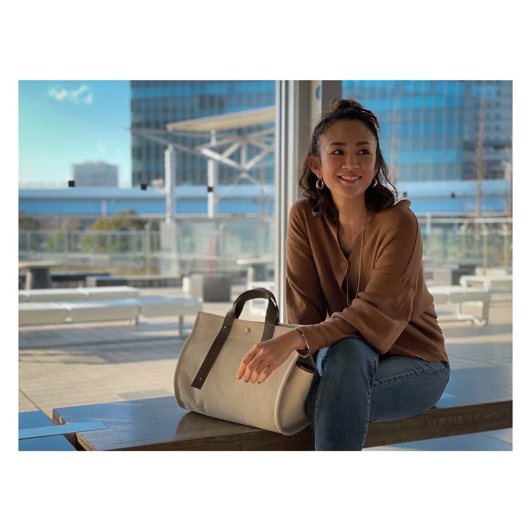 土井地恵理子のインスタグラム：「@h.v.f.n  新作のキャンバスバッグと👜  こんな時代になって 肩の力抜いてカジュアルダウンした感じと それでもファッションを楽しみたい想いと 詰め込んでみたコレクションのひとつ。  これもハンドルの長さが変えられて 肩かけにもなる。 もうすぐ入荷。 ドキドキ。  #hvfn #luna #キャンバスバッグ #Bag #canvasbag」