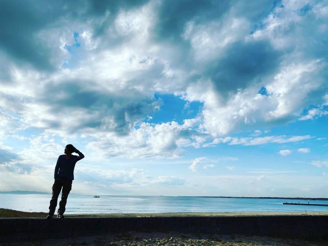 月に吠える。のインスタグラム：「少し斜めの なんかの去年のロケ 今年観れるハズです。  #千葉 #大森南朋」